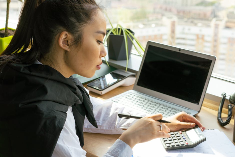 Commercialista lavora al computer, automazione processi